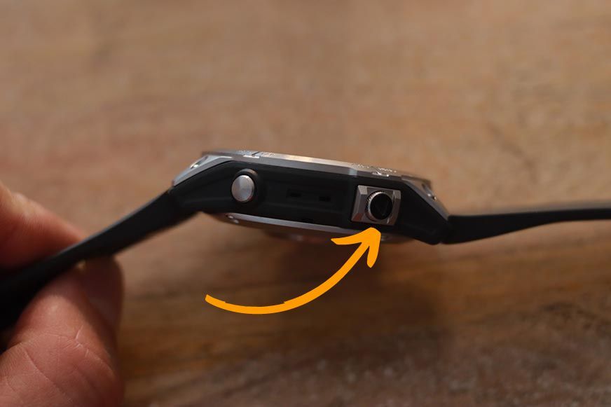 You can see the buttons of the Garmin Fenix 7 on the right side. 